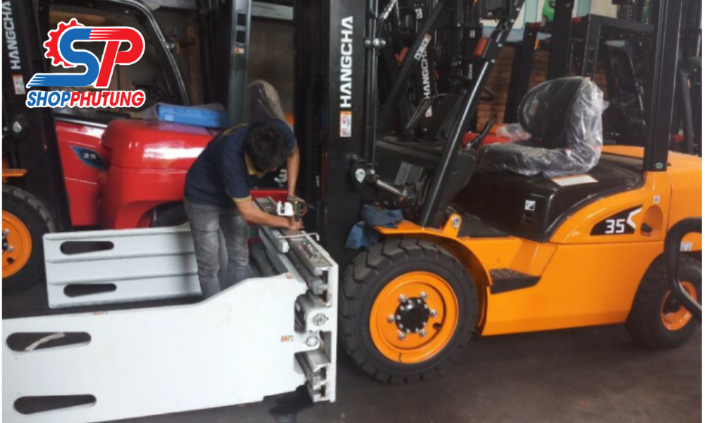 Lắp đặt bộ kẹp vuông xe nâng
